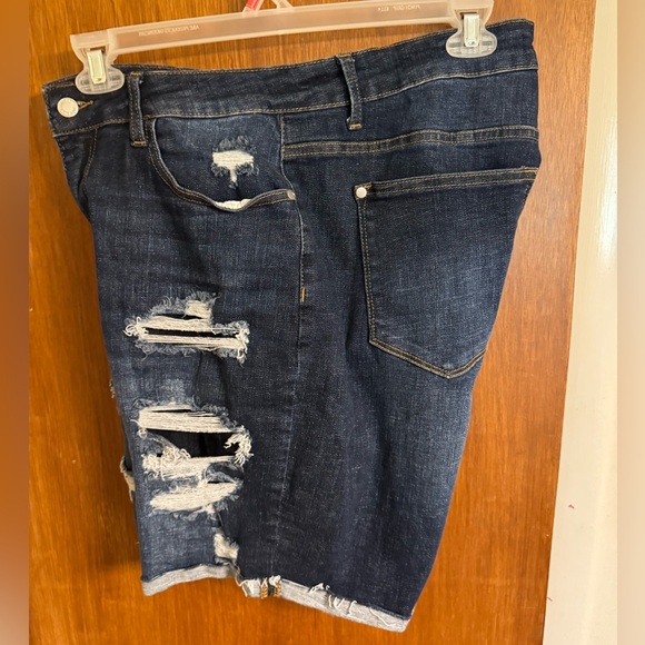 Judy Blue distressed denim Bermuda length shorts, size 1X, gently used condition - Picture 8 of 10